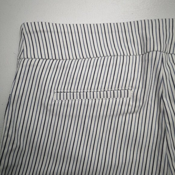 NWT Hilary Radley Ladies Size 8 White with Grey Stripes Pull On Style Shorts - Picture 7 of 11